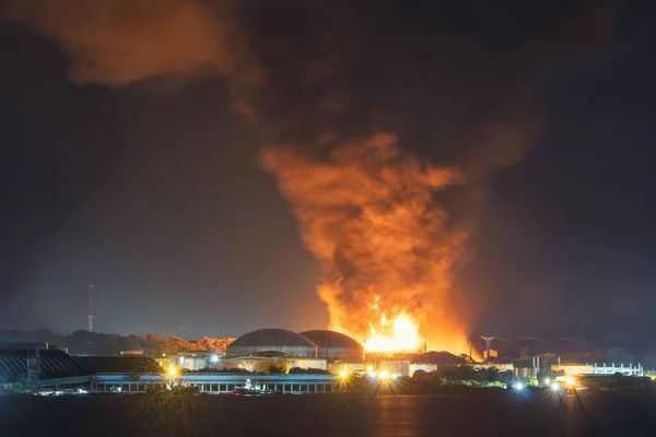 Μια Τρομακτική Τεράστια Φωτιά Από Δεξαμενές Καυσίμων Στο Λιμάνι Του — Φωτογραφία Αρχείου