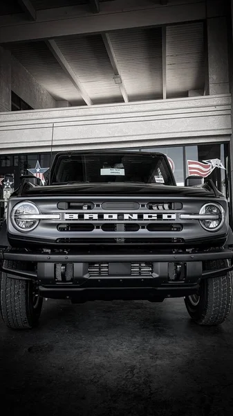 Wgląd Przodu Skali Szarości Nowego Ford Bronco Black Cztery Drzwi — Zdjęcie stockowe