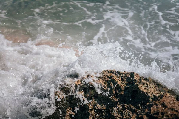 海岸の岩場に打ち寄せる波の高い角度の眺め — ストック写真
