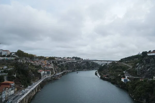 ポルトガルの狭い川 ポルトの小さな町の間 — ストック写真