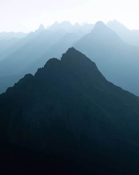 Piękna Ilustracja Niebieskich Mglistych Gór Uchwyconych Świetle Dnia — Zdjęcie stockowe