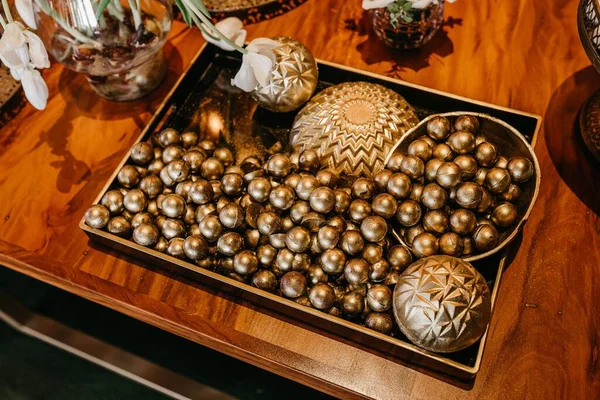 Lezzetli Çikolatalı Vişneli Kurabiyeler Buketler Bir Düğün Partisinde Ahşap Masada — Stok fotoğraf