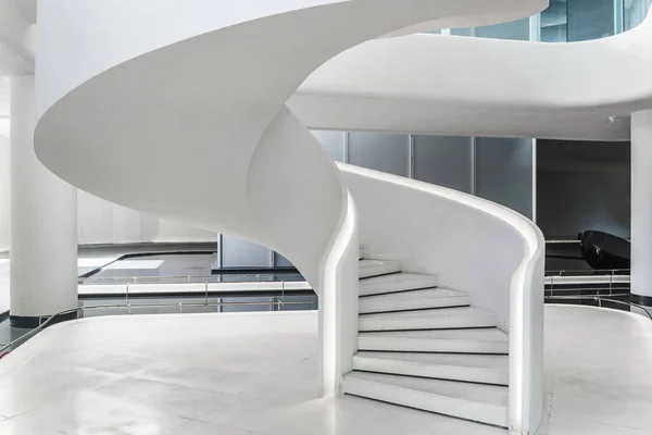 Uma Escada Espiral Branca Edifício Moderno — Fotografia de Stock