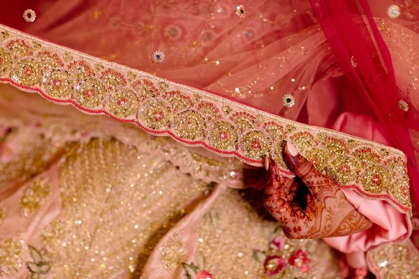 Krásná Indická Nevěsta Tradiční Hinduistické Svatební Oblečení Lehnga Svatební Náramky — Stock fotografie