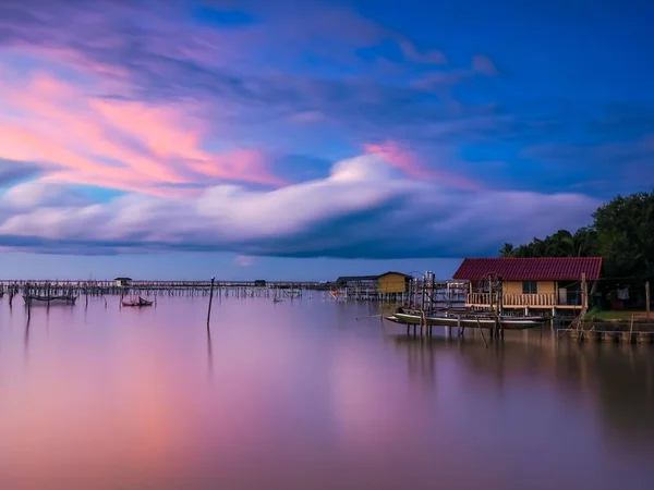 Eine Langzeitbelichtungsaufnahme Eines Sonnenuntergangs Über Einem Fischerdorf See Südthailand — Stockfoto