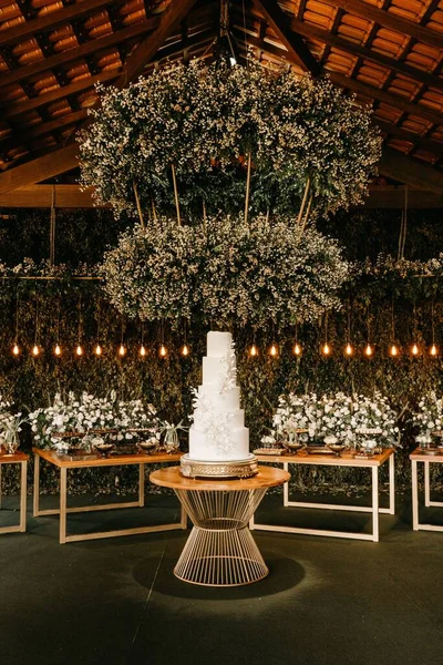 Вертикальный Снимок Пятиъярусного Белого Минималистичного Свадебного Торта Столе Ресторане — стоковое фото