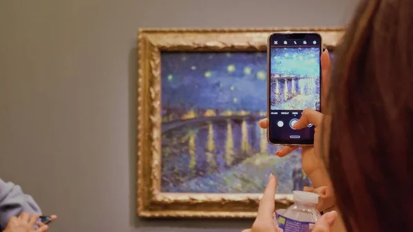 Eine Frau Fotografiert Ein Gemälde Mit Ihrem Handy Einer Kunstgalerie — Stockfoto