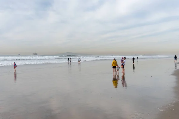 Personas Huntington Beach California Día Nublado — Foto de Stock