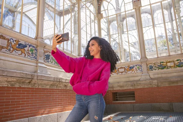 Erkek Arkadaşını Beklerken Telefonuyla Selfie Çeken Genç Bir Kız — Stok fotoğraf