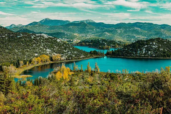 美丽的湖景 四周环绕着树木和山脉 — 图库照片