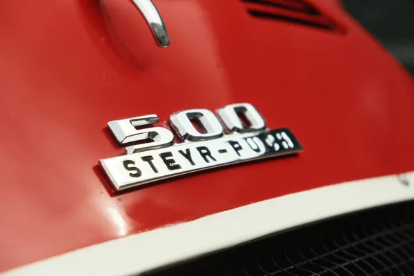 Крупный План Эмблемы Красного Steyr Puch 500 — стоковое фото