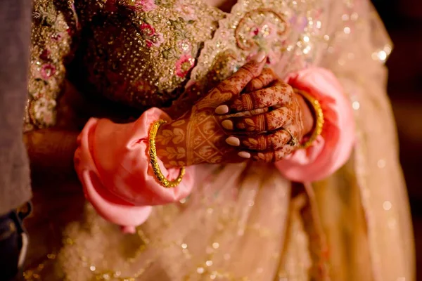 Krásná Indická Nevěsta Tradiční Hinduistické Svatební Oblečení Lehnga Svatební Náramky — Stock fotografie