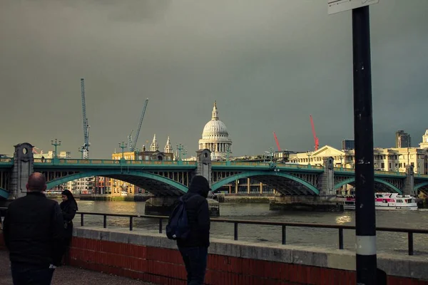 Сцена Лондона Вестминстерским Мостом Через Темзу Собором Святого Павла Облачным — стоковое фото