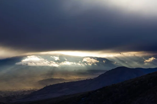 Die Sonnenstrahlen Einer Vulkanaschewolke Eines Ausbrechenden Vulkans — Stockfoto