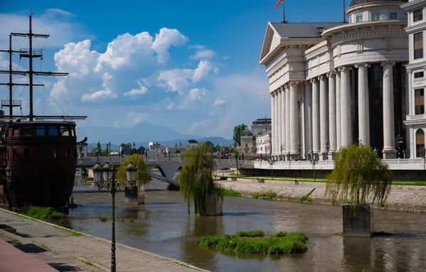 Det Arkæologiske Museum Makedonien Mod Floden Vardar Centrum Skopje - Stock-foto