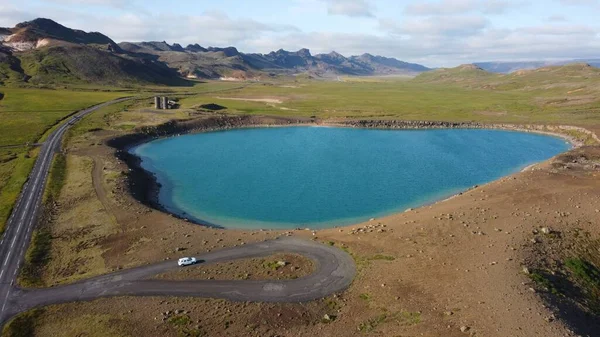 アイスランドのレイキャネス半島を背景に山のある緑の湖 グラナバン のドローン撮影 — ストック写真