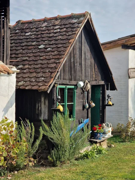 Fachada Uma Casa Rural Decorada Com Flores Outras Decorações Antigas — Fotografia de Stock