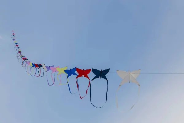 Blå Himmel Och Flygande Färgglada Drakar — Stockfoto