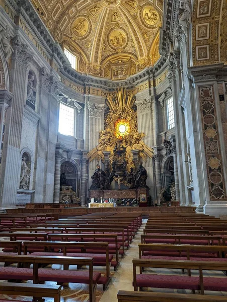 Tiro Vertical Dentro Basílica São Pedro Cidade Vaticano — Fotografia de Stock