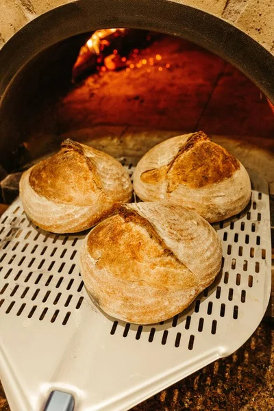 Pionowe Ujęcie Świeżego Pieczonego Chrupiącego Chleba Odrywane Skórką Gorącego Piekarnika — Zdjęcie stockowe