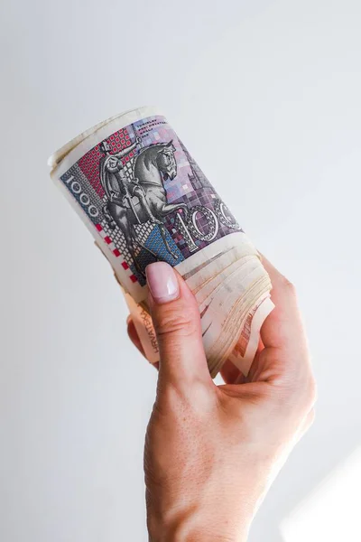 Una Mano Humana Sosteniendo Los Billetes Kuna Croatas Contra Pared — Foto de Stock