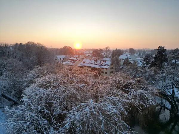 Захватывающий Снимок Заката Над Заснеженными Морозными Деревьями Домами Сельской Местности — стоковое фото