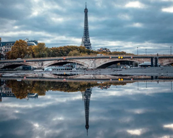 Знаменитая Эйфелева Башня Фоне Реки Мбаппе Париже Франция — стоковое фото