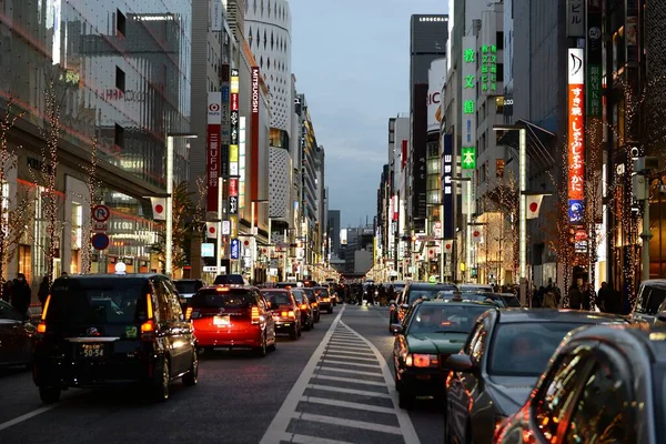 在日本东京一张漂亮的银座汽车和带有霓虹灯标志的建筑物的照片 — 图库照片