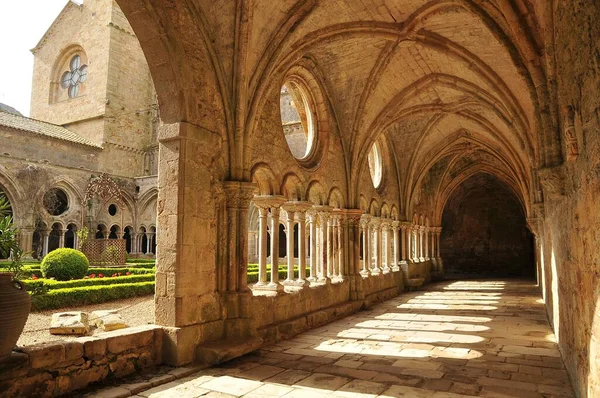 Klášter Fontfroidského Opatství Vnitřního Nádvoří Languedoc Roussillon Francie — Stock fotografie