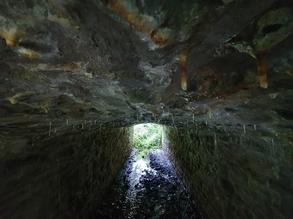 Primo Piano Vecchio Tunnel Pietra Con Sacco Erosione Dell Acqua — Foto Stock