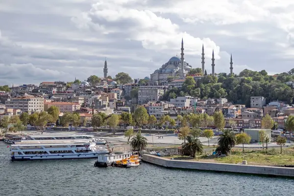 Nagy Látószögű Kilátás Fehér Hajók Vitorlázás Tengerben Isztambulban Törökország — Stock Fotó