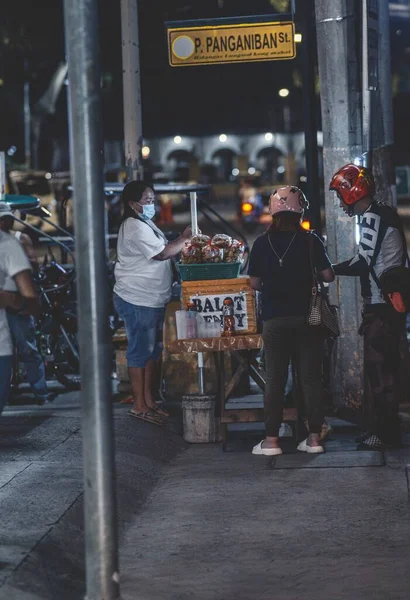 在菲律宾的一条空荡荡的街道上 一个街头小贩 人们晚上聚集在街上 — 图库照片