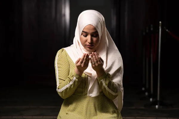 一个漂亮的谦卑的穆斯林妇女在清真寺里安静祈祷的肖像 — 图库照片