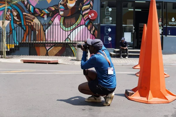 Fotógrafo Urbano Tirando Uma Foto Arte Rua — Fotografia de Stock