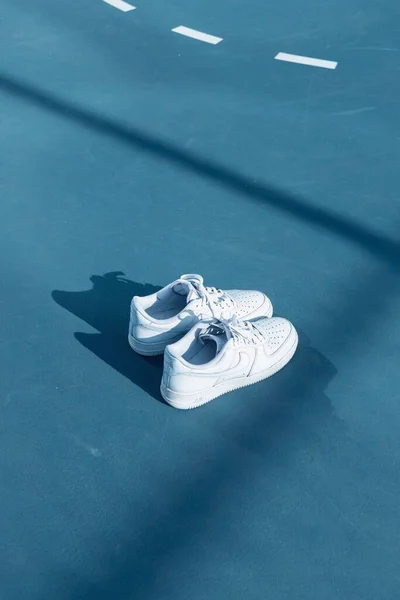 Pionowe Ujęcie Białych Tenisówek Nike Boisku Koszykówki — Zdjęcie stockowe