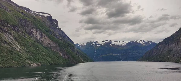 Fiorde Com Belas Montanhas Noruega — Fotografia de Stock
