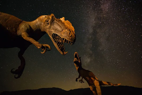 Ett Imaginärt Landskap Dinosaurier Från Forna Tider Vrålande Mot Det — Stockfoto