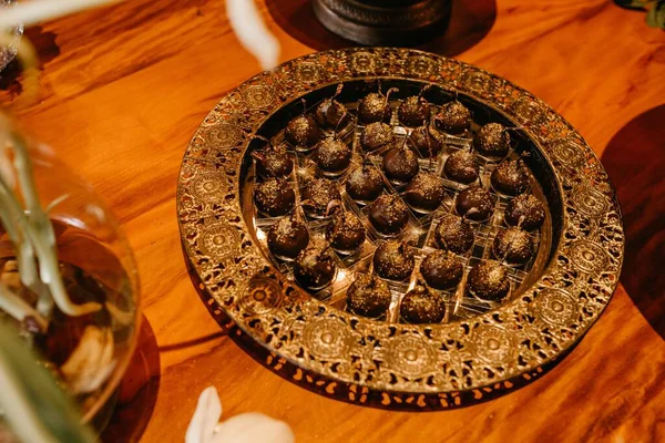 Tmavá Čokoláda Třešňové Sušenky Kytice Dřevěném Stole Svatební Party — Stock fotografie