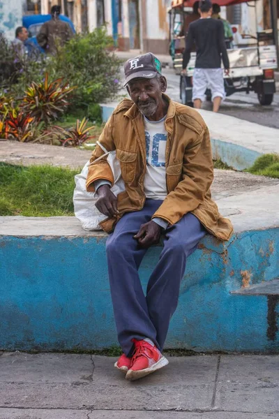 キューバのマタンサスのマリーナ地区の貧しい黒人男性 — ストック写真