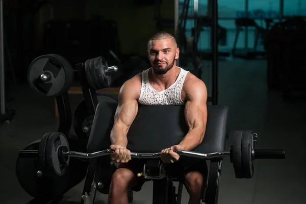 Hombre Muscular Haciendo Ejercicio Peso Pesado Para Bíceps Con Barra —  Fotos de Stock