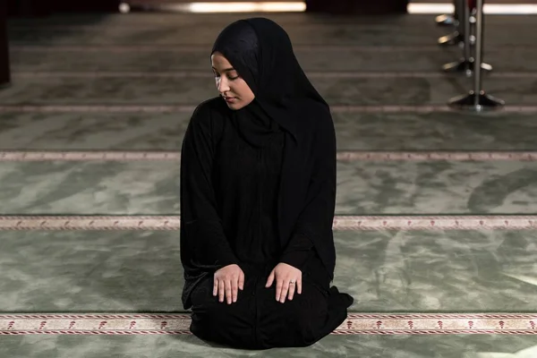Una Hermosa Mujer Musulmana Una Mezquita Con Vestido Negro Con — Foto de Stock