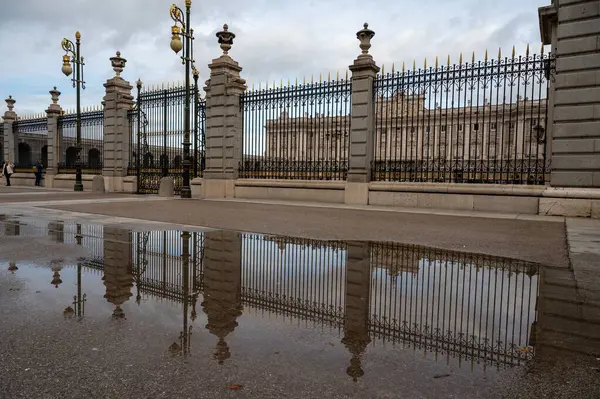 Der Zaun Mit Schöner Architektur Vor Dem Königspalast Von Madrid — Stockfoto