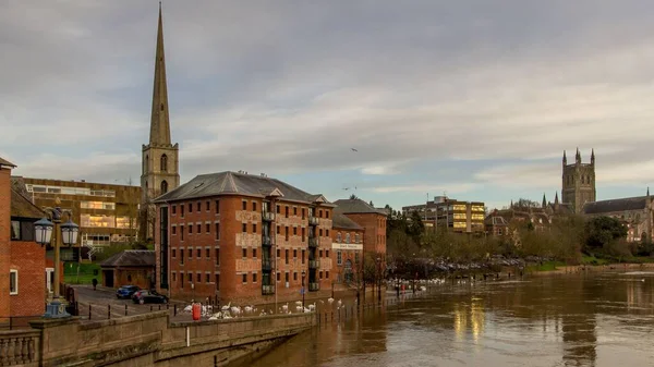 Piękny Widok Worcester City Anglii Rzeką Pod Ciemnym Zachmurzonym Niebem — Zdjęcie stockowe