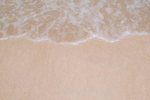 Μια Κορυφαία Θέα Των Θαλασσινών Κυμάτων Μια Αμμώδη Παραλία — Φωτογραφία Αρχείου