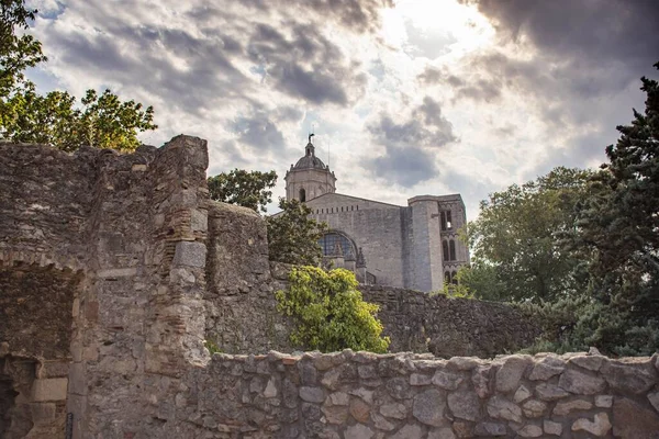 Alacsony Látószögű Kilátás Ókori Épületek Girona Spanyolország — Stock Fotó