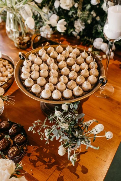 婚礼桌上的木制桌子上 有美味的白山核桃奶油球饼干 — 图库照片