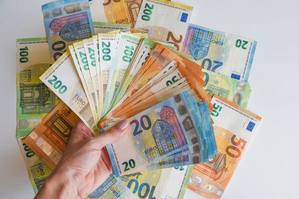 Uma Mão Humana Segurando Notas Euro Fundo Das Notas — Fotografia de Stock