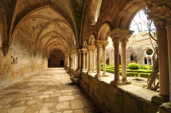 Schöne Ansicht Der Abtei Fontfroide Mit Kreuzgang Und Innenhof Languedoc — Stockfoto