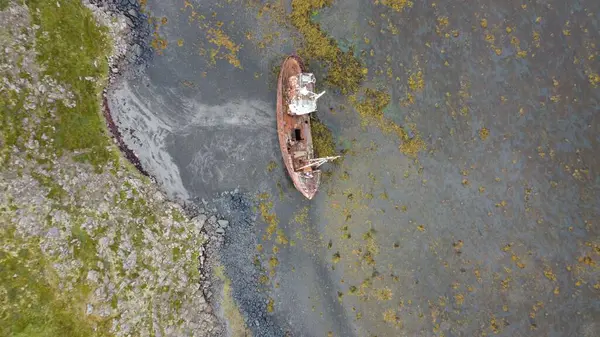 Drone Shot Broken Ship Green Coast Island Sea — Stock Photo, Image