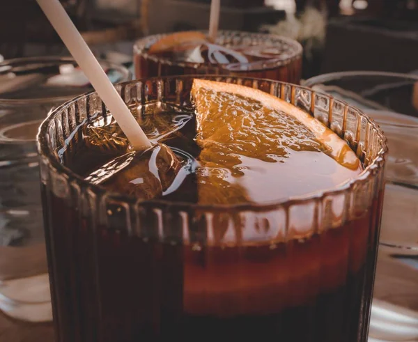 Eine Nahaufnahme Von Geeistem Espresso Tonic Mit Orangenscheibe Und Stroh — Stockfoto